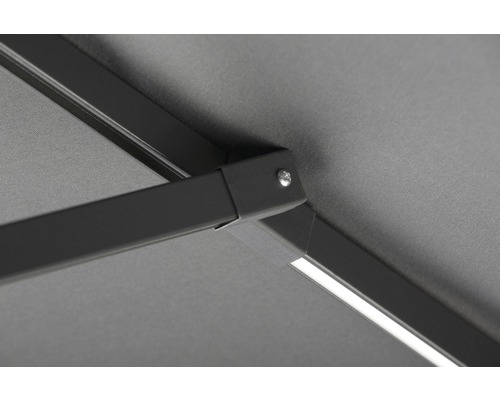 Detailopname van een parasol met frame en stoffen bekleding