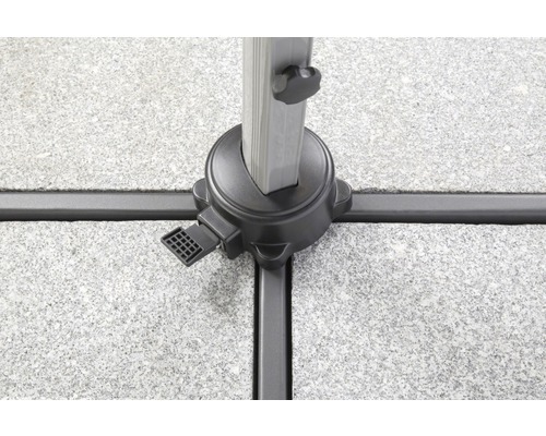 Gedetailleerde opname van een parasolvoet op een stenen plaat