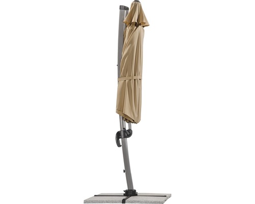 Gesloten zweefparasol op een voetstuk