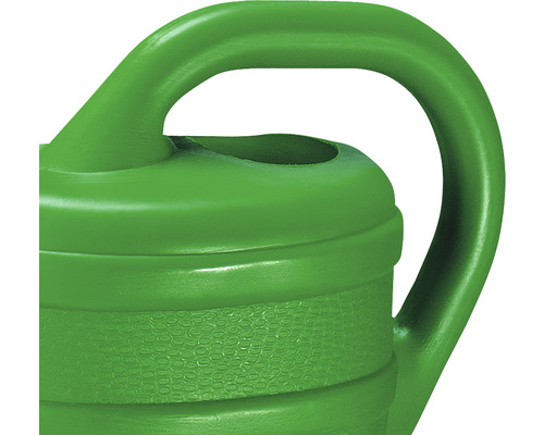 Detail van een groene gieter met handvat