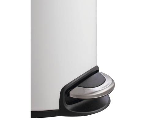 Detailopname van een pedaalemmer met voetpedaal