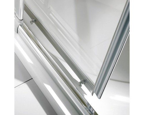 Detailaanzicht van een douchecabine met heldere glazen panelen en zilverkleurige frameprofielen