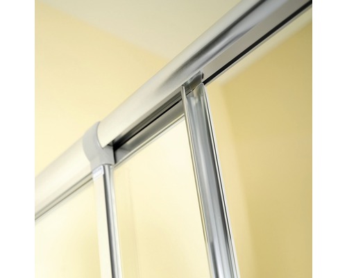 Detail van een douchecabine met schuifdeur en metalen frame