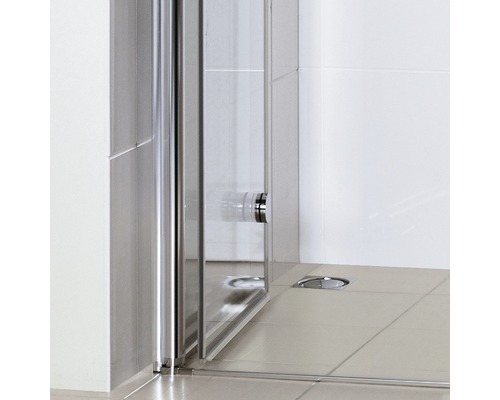 Detailaanzicht van een douche met glazen wanden en een afvoerputje