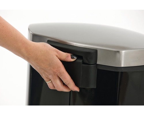 Een afvalbak met handbediening wordt met de hand bediend.