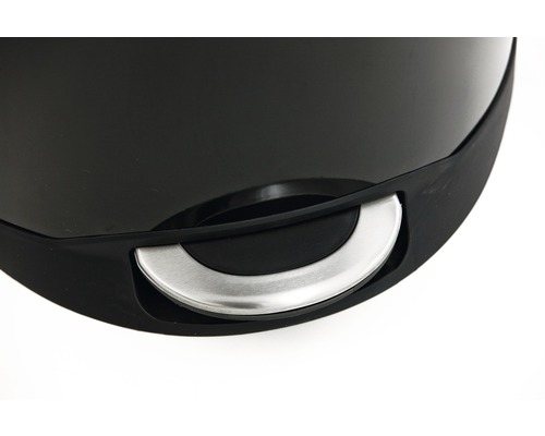 Detailopname van een afvalemmer met metalen handgreep