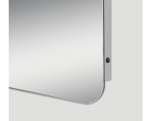 Detailopname van een rechthoekige spiegel met afgeronde hoeken en een schakelaar aan de zijkant