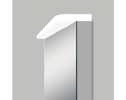 Detail van een spiegelkast met verlichting