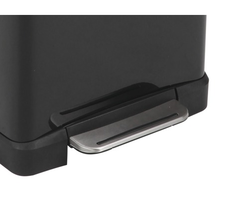 Detailopname van een zwarte afvalemmer met pedaal