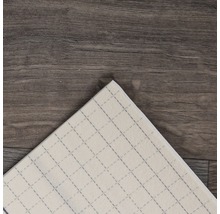 Isolatieplaat met raster op houten vloer