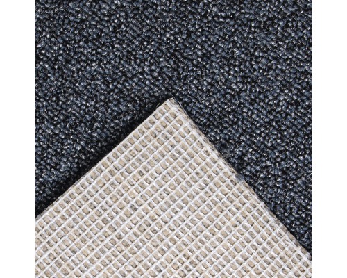 Close-up van een donkerblauwe tapijttegel met een textiel oppervlak en een rug van textielvlies