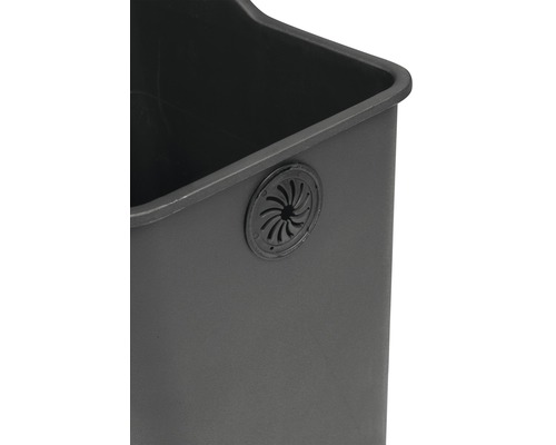 Detailopname van een plantenbak met waterafvoer