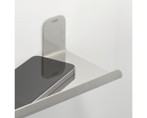 Tiger Logo op een metalen plank met een smartphone