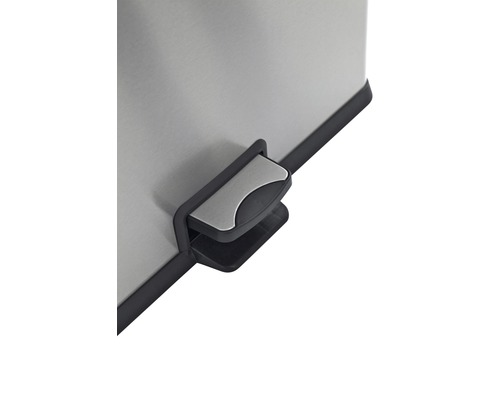 Detailopname van een roestvrijstalen afvalemmer met pedaalmechanisme