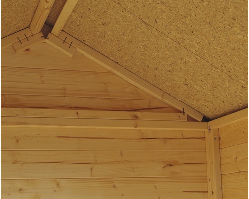 Gedetailleerde weergave van het interieur van een houten huis met dakconstructie