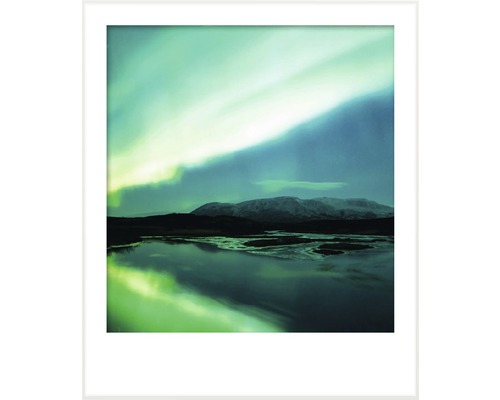 Ingelijste foto met een landschap en water