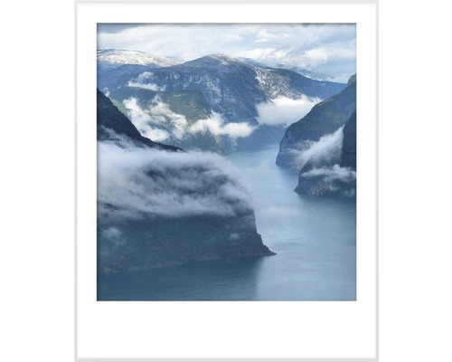 Ingelijste foto van een berglandschap met meer en mist