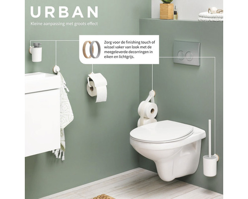 Badkamerontwerp met witte sanitaire artikelen zoals wandcloset, wastafelonderkast en accessoires aan een mintgroene muur