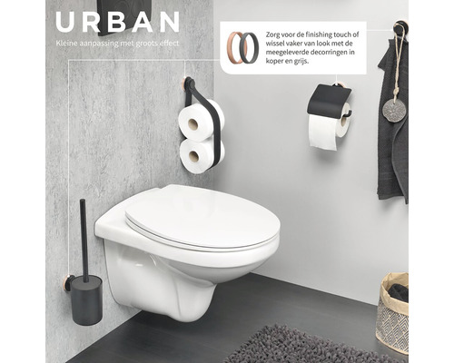 Moderne badkamer met toilet, toiletpapierhouder, toiletborstel en handdoekhouder voor een stijlvolle ambiance