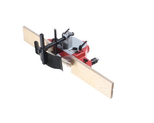 Dowel master met houten werkstuk