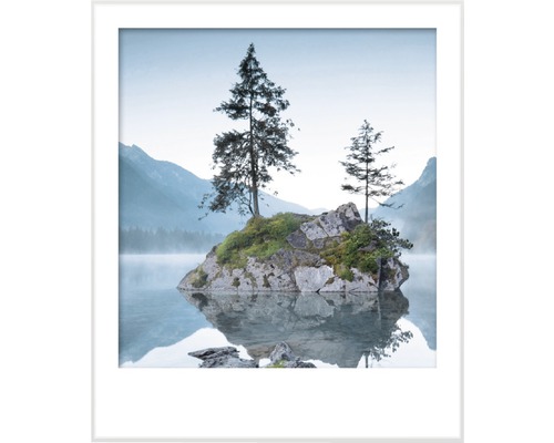Ingelijste afbeelding van een rotsachtig eiland in een meer met bomen