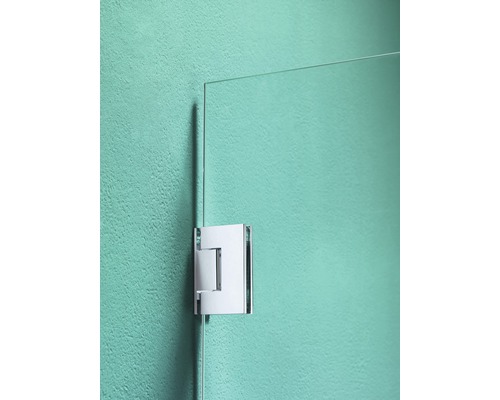 Detailopname van een metalen douche scharnier op een glazen douchescherm