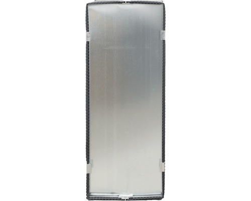 Achterkant van een schermelement met rotan frame en metalen bevestigingen