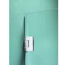 Detail van een doucheglas met een scharnier