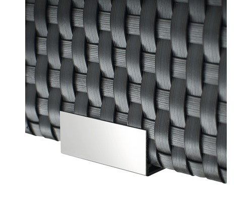 Detailopname van rotan meubilair met metalen accent