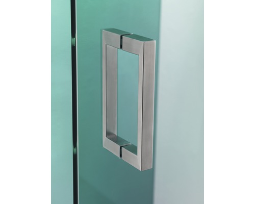 Rechthoekige metalen deurgreep op een glazen deur