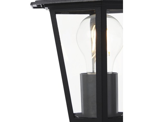 Detailopname van een zwarte buitenlamp met heldere gloeilamp