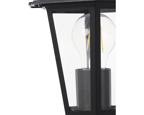 Detail van een zwarte buitenlamp met lamp