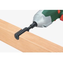 Houtfrees in gebruik met een accuschroevendraaier op een stuk hout