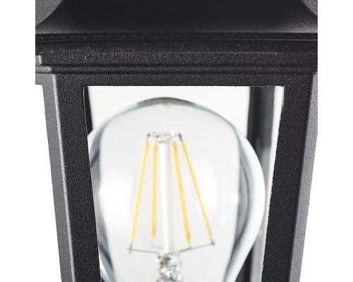 Detailopname van een zwarte buitenlamp met gloeilamp