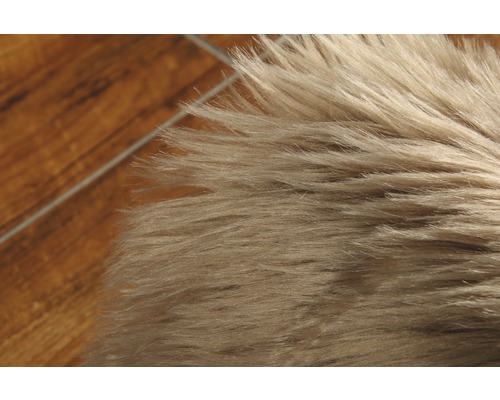 Close-up van een tapijt met lange vezels