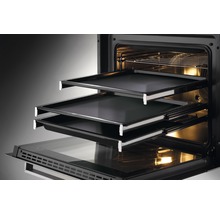 Interieur van een oven met uitneembare bakplaten