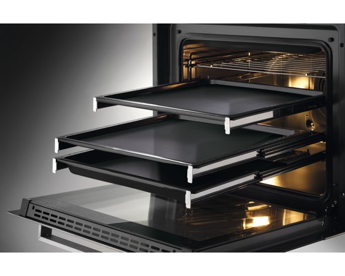 Interieur van een oven met uitneembare bakplaten