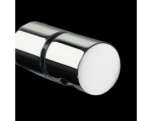 Detailopname van een verchroomde douchekop.