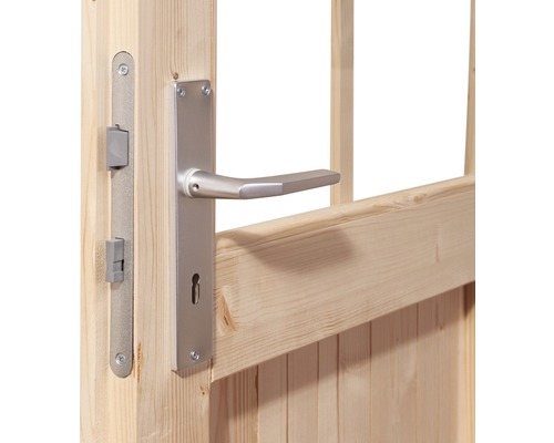 Detailopname van een houten hek met een zilverkleurige deurklink en slot