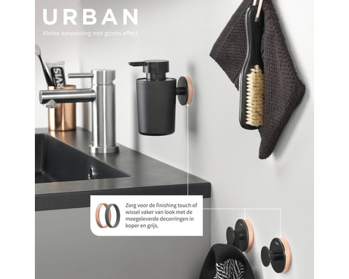 Urban badkamerscène met wastafel, kraan, zeepdispenser, handdoek, borstel en haken