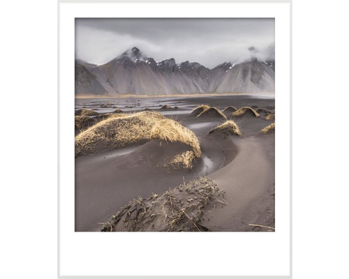 Ingelijste landschapsfoto met duinen en bergen