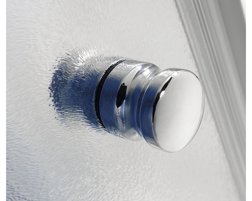 Detailopname van een ronde metalen deurgreep op een douchecabine met glas