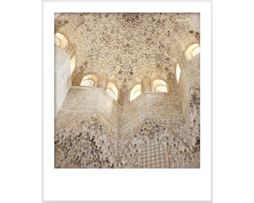 Gedetailleerd aanzicht van het interieur van een kamer met ingewikkeld stucwerk en kleine ramen