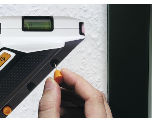 Een waterpas wordt afgesteld met een schroevendraaier om een nauwkeurige nivellering te garanderen.