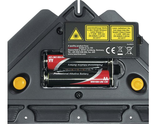 Batterijcompartiment van een laserwaterpas met twee alkalinebatterijen