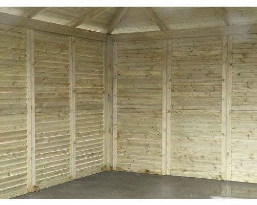 Interieur van een tuinhuis met houten wanden en houten dak