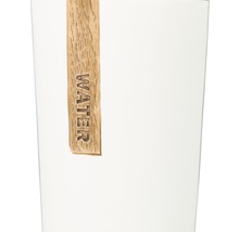 Witte plantenpot met houten label met het woord Water