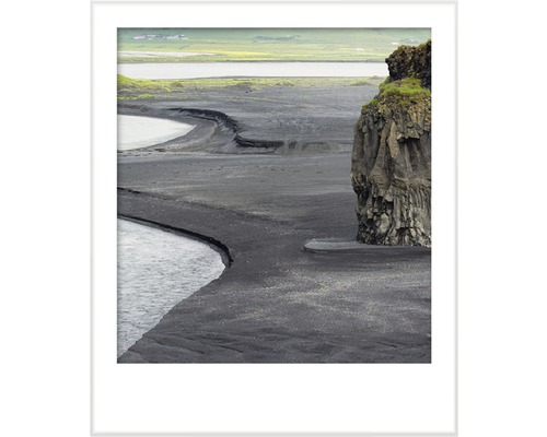 Fotografie van een landschap met water en een rots