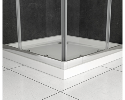 Detailaanzicht van een douchecabine met douchebak en glazen wanden