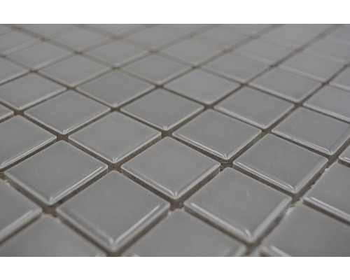 Close-up van vierkante, grijze mozaïektegels.
